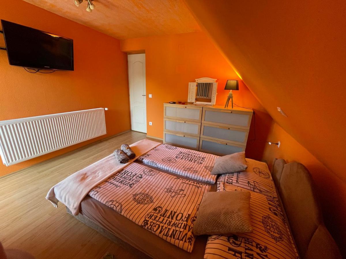 Mira Kucko Apartment Oreglak
